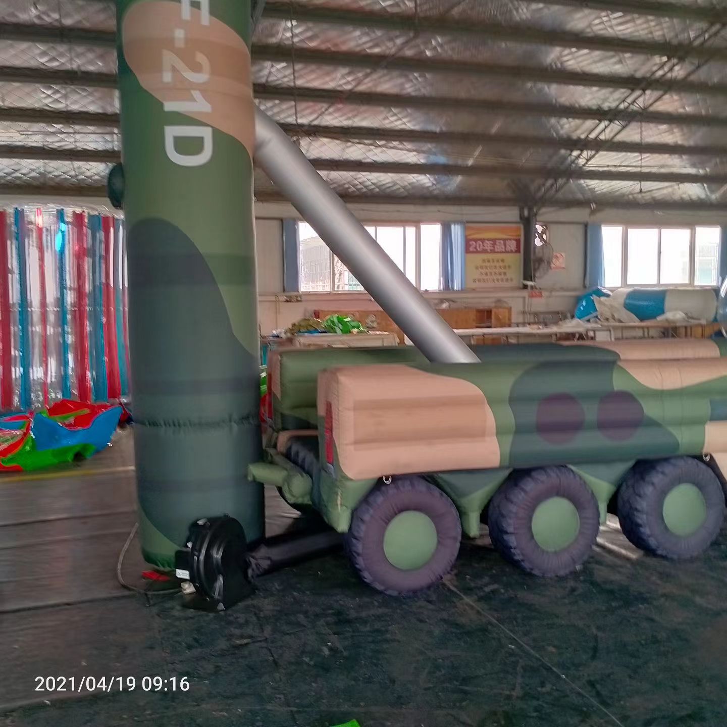 桐柏军事演习中的充气目标车辆：模拟发射车雷达车坦克飞机